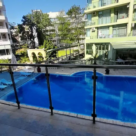 2 Gallery With Poolview Daire